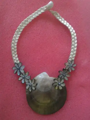 Kalung dengan motif bunga dari cangkang kerang