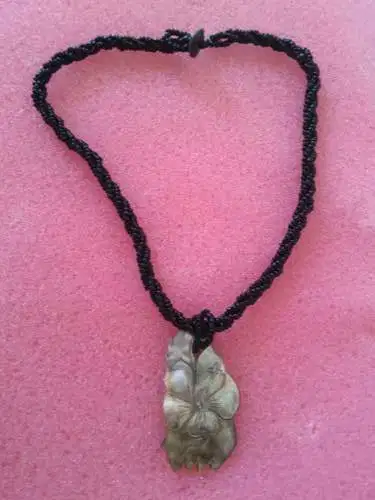 Kalung Motif Bunga dari Kerang