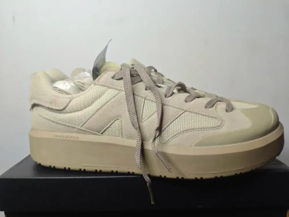 SEPATU NEW BALANCE CREAM