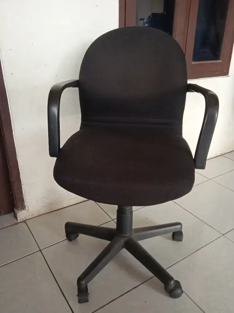 Kursi roda bos kantor