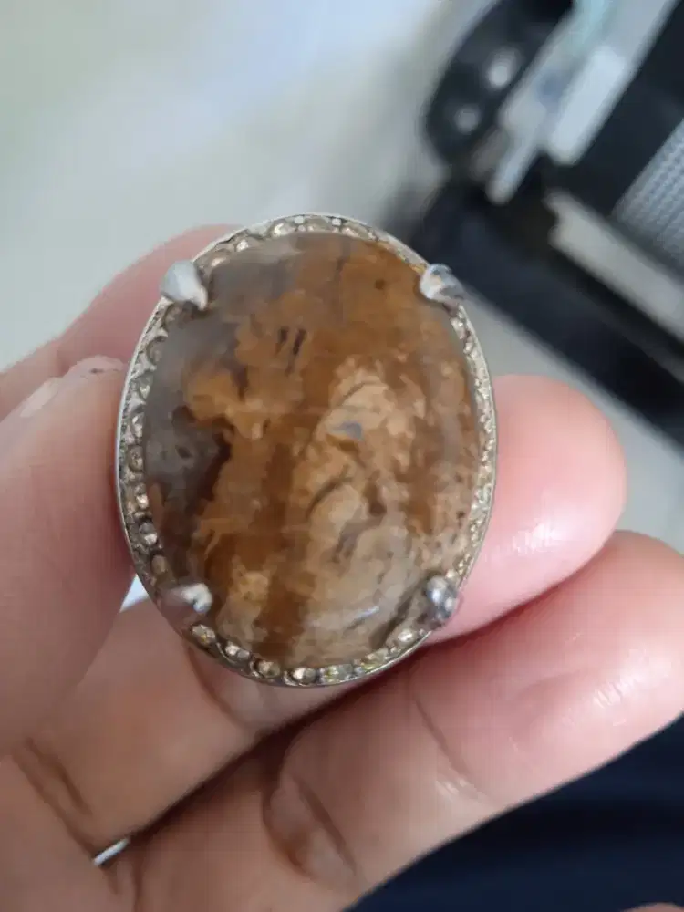 Cincin batu akik bergambar wajah orang