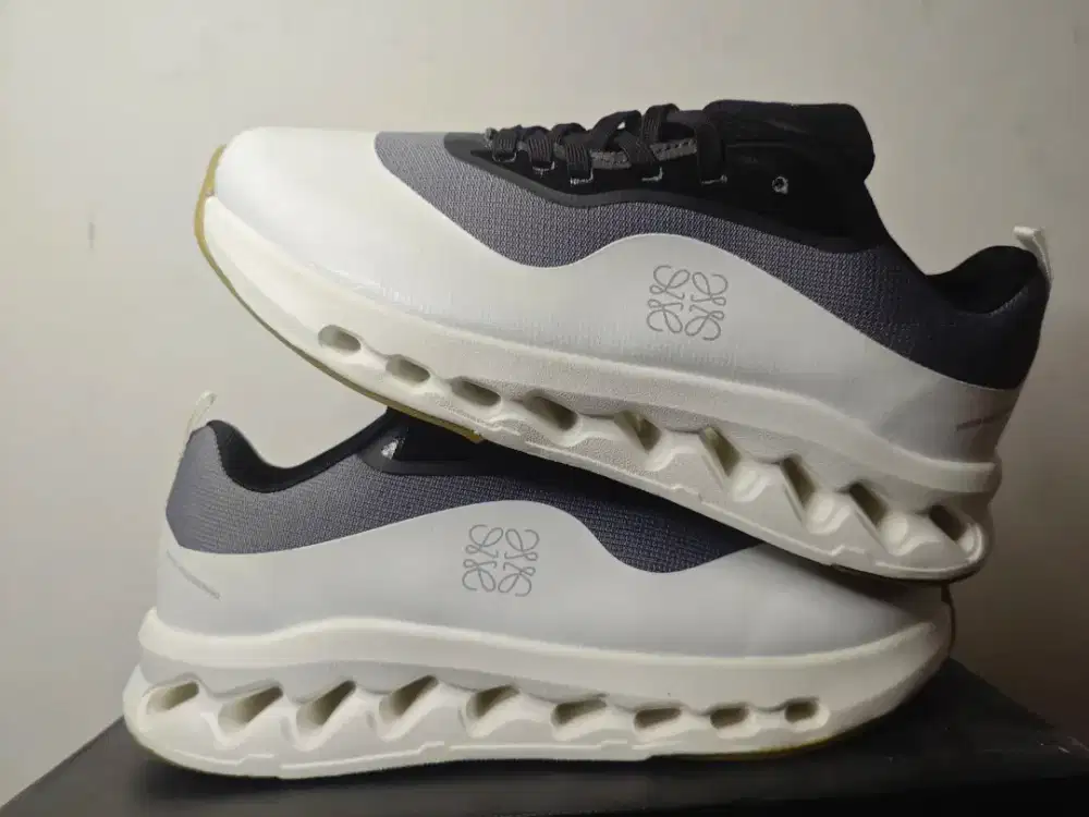 SEPATU RUNNING LOEWE