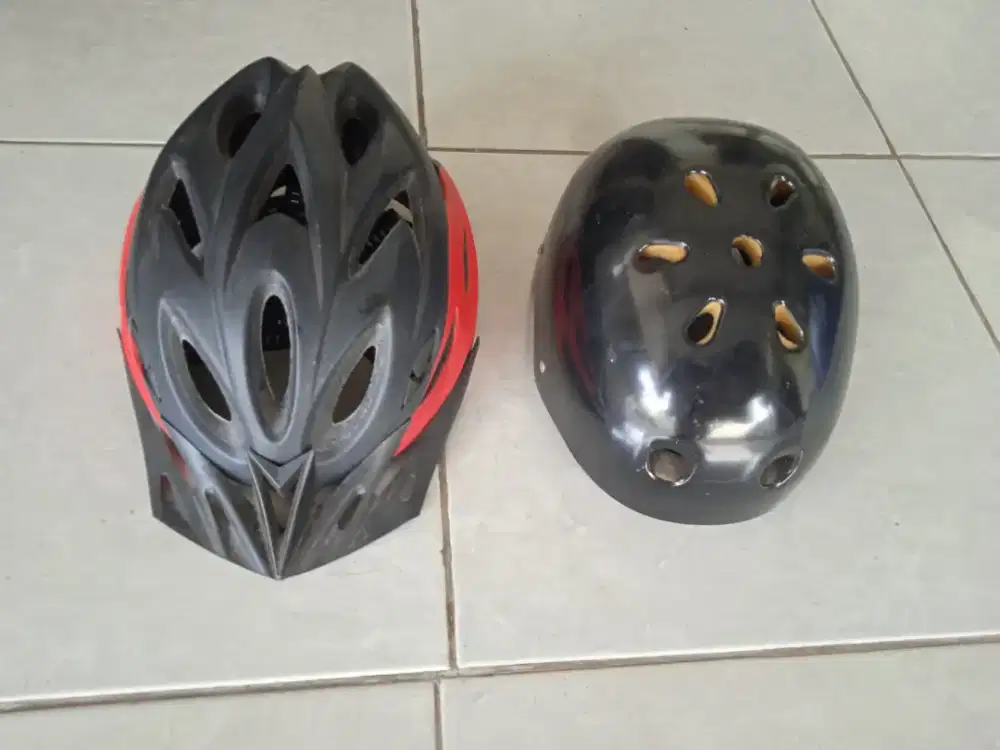 Helm sepeda warna merah dan hitam