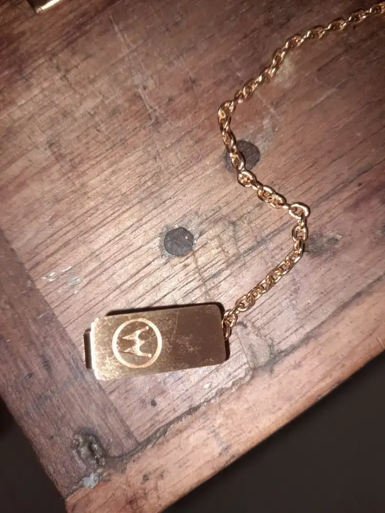 Pin dasi motorola berwarna emas