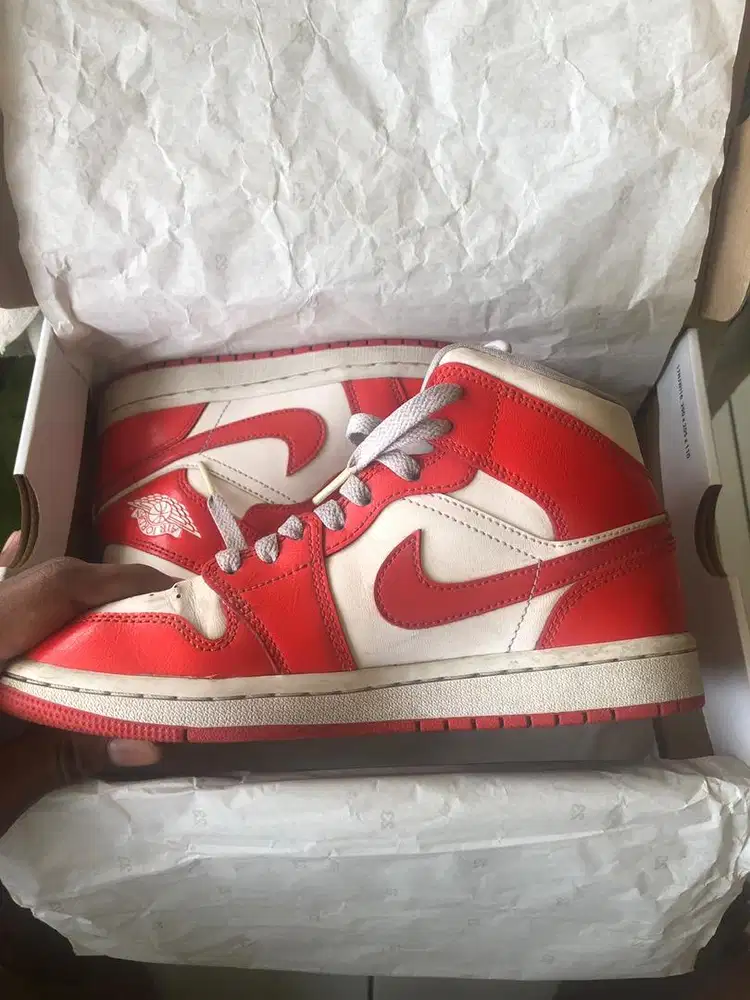 Sepatu pria dan wanita