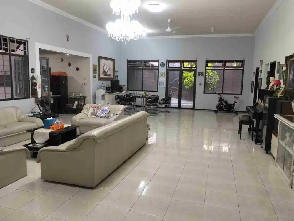 Rumah Besar Perum Manyar Jaya