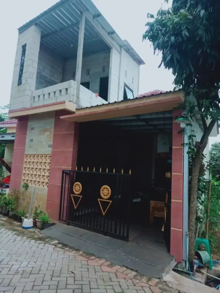 Di jual rumah bangunan 2 lantai mijen