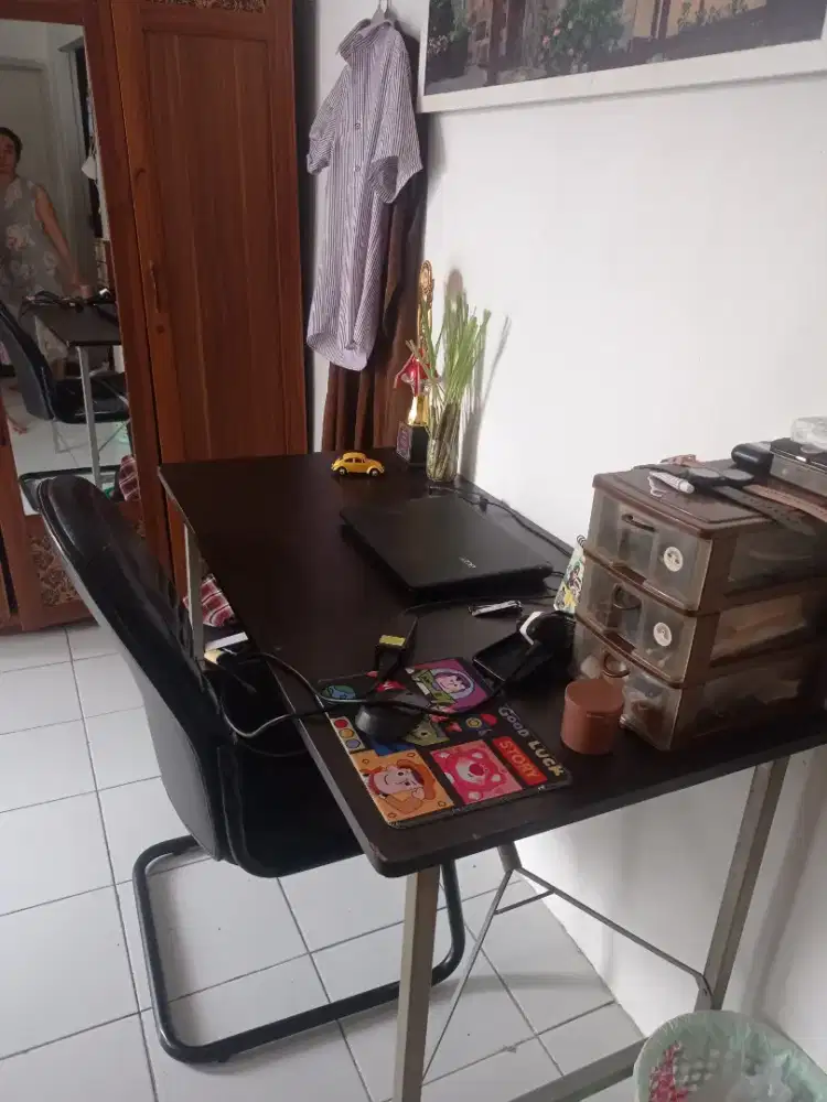 Kursi dan meja kantor