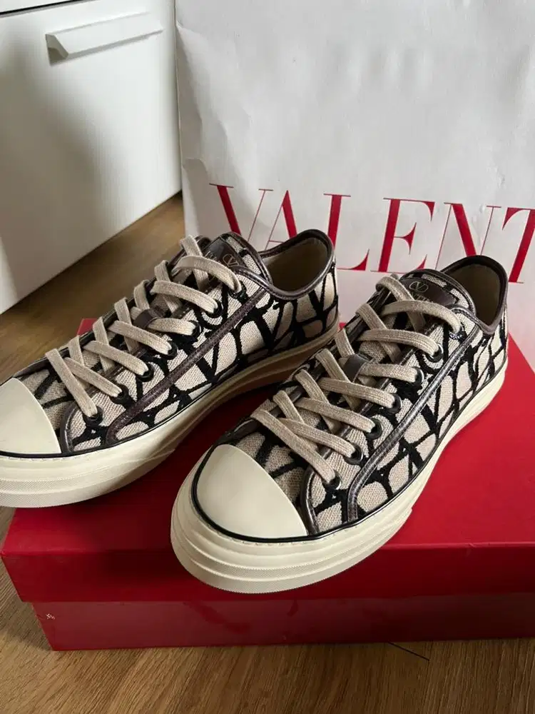 Di jual ( sneakers valentino )