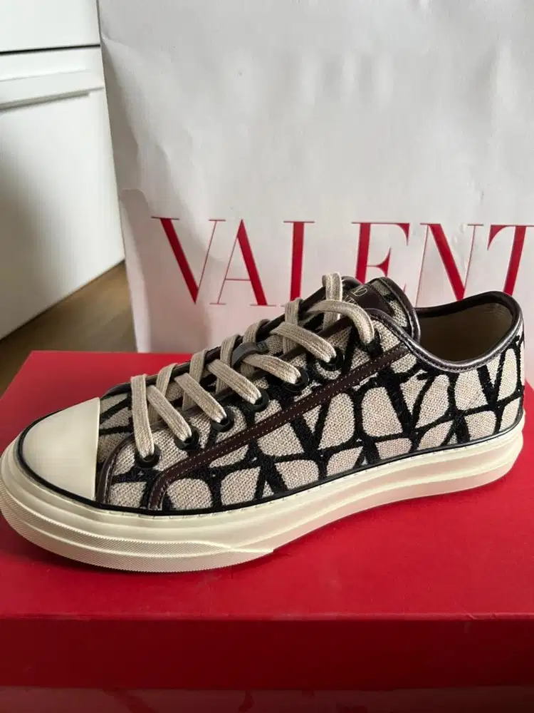 Di jual ( sneakers valentino )