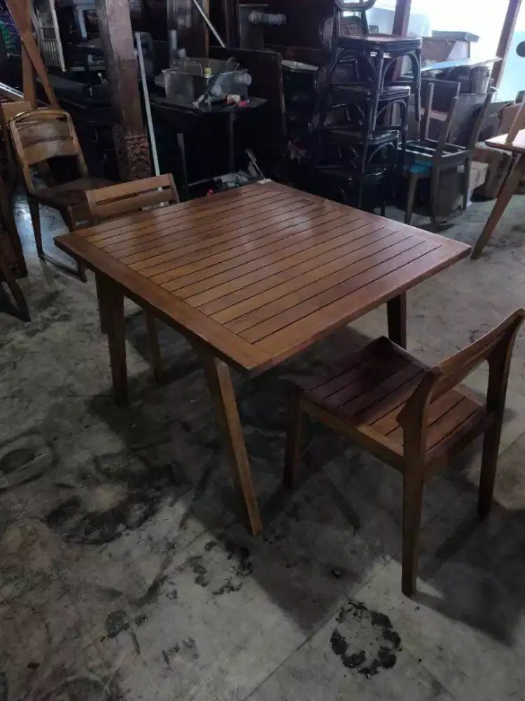 Meja makan bahan kayu set 2 kursi bahan kayu 
Uk 100×100×76