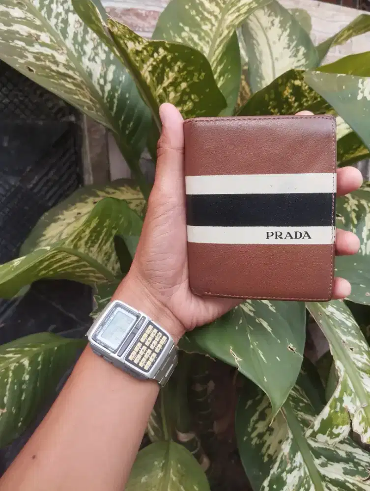 Prada dompet kulit