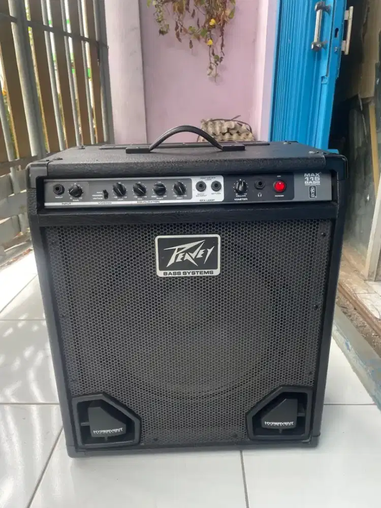 Peavey Max 115 Bass combo speaker 15 inch good condition