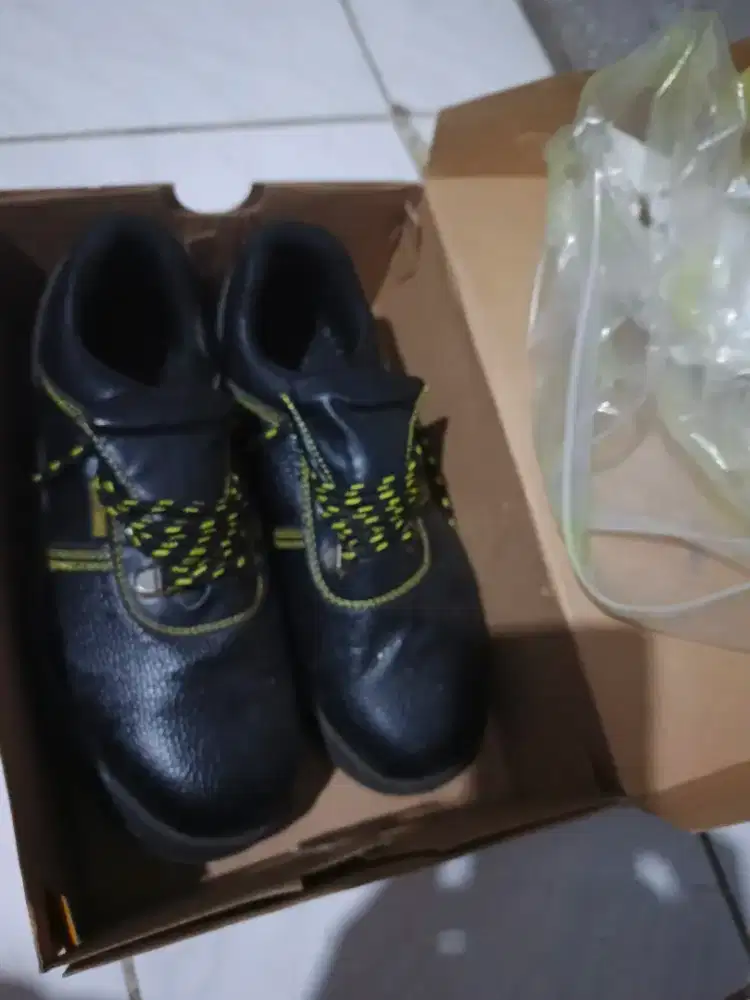Jual sepatu safety hitam bahan kulit ujung baja