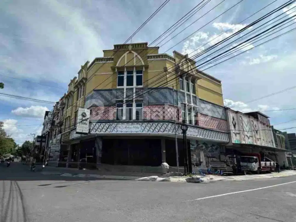 Disewakan Ruko Hook 3 Lantai,Luas 218m2 Lokasi Serengan,Solo