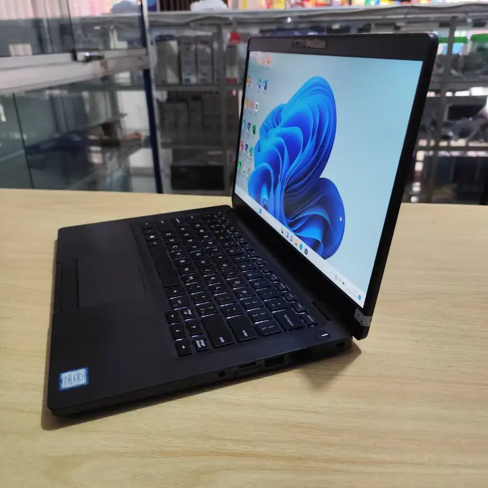 Laptop Dell Latitude Toucshcreen Intel Core i7 8th Mulus LikeNew