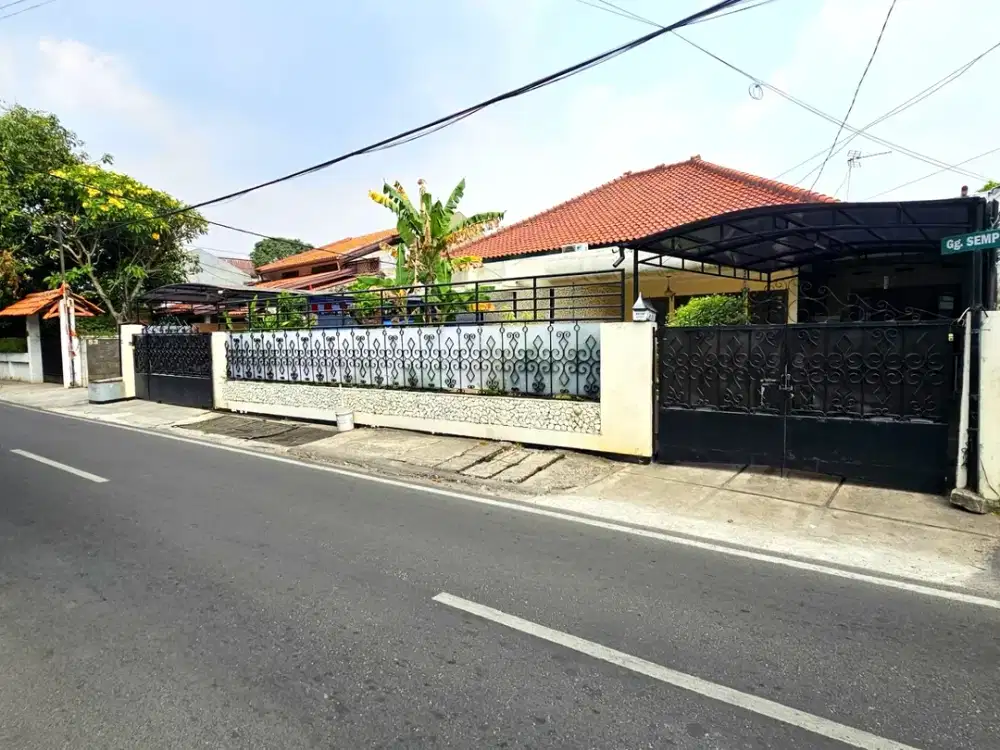 Jalan Utama, Bangunan Lama. Bisa Komersil. Rumah Pejaten Barat Dijual