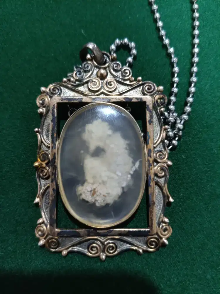 Liontin karakter kehidupan