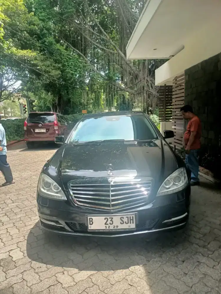 Mercedes benz s300l warna hitam km 37rb kondisi bagus sekali