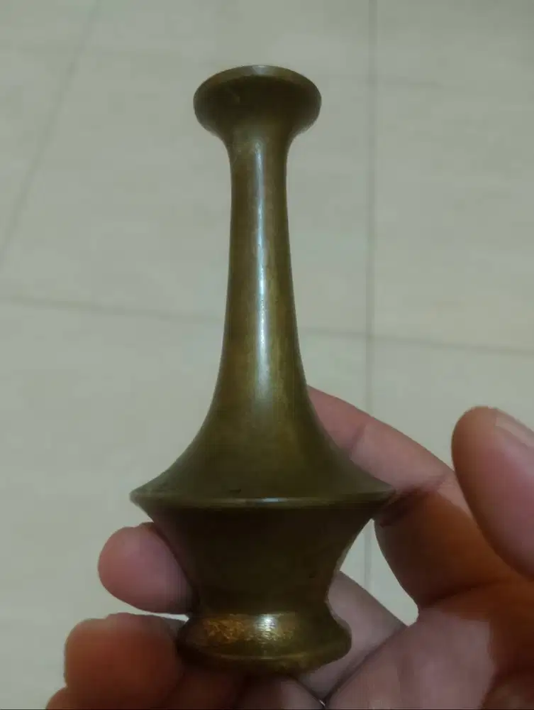 Vas bunga berbahan dasar kuningan dari abad ke 20