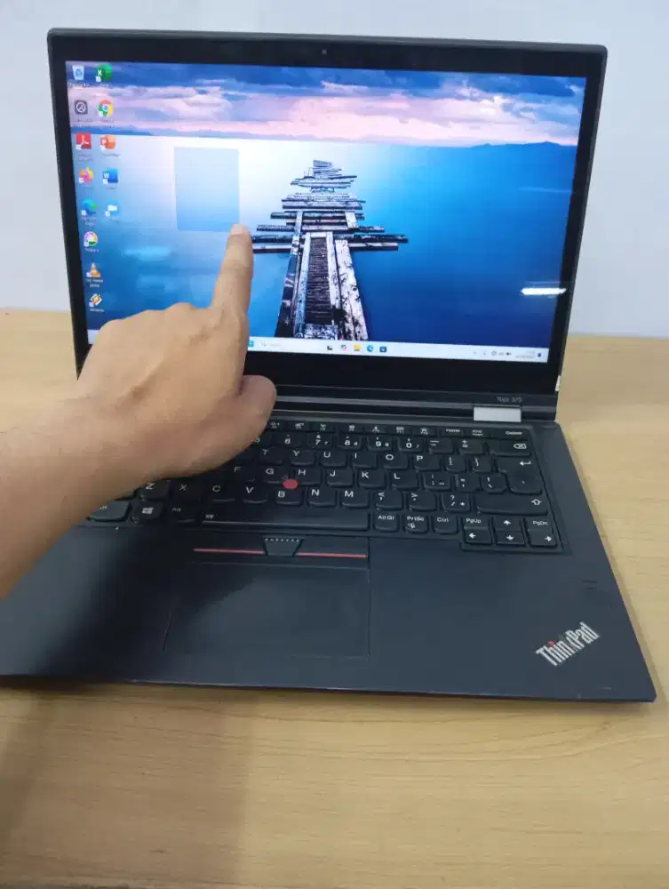 Laptop Lenovo Yoga 360 Layar sentuh Intel core i7 Gen 7 Ram 8gb