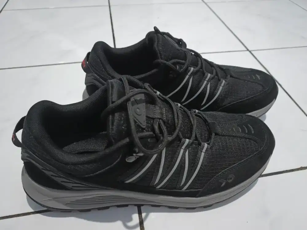 Sepatu hitam kanky