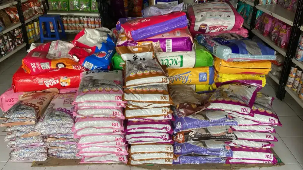 Karyawan toko makanan hewan