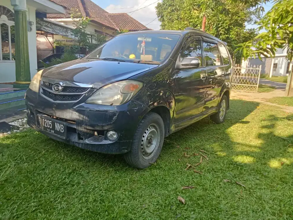 Dijual mobil Xenia warna hitam 1300 CC th 2007