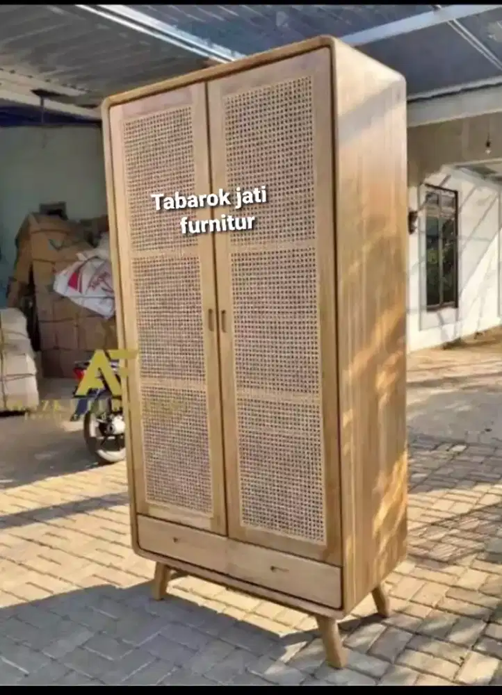Lemari baju model rotan modern pintu2, bahan kayu jati tua