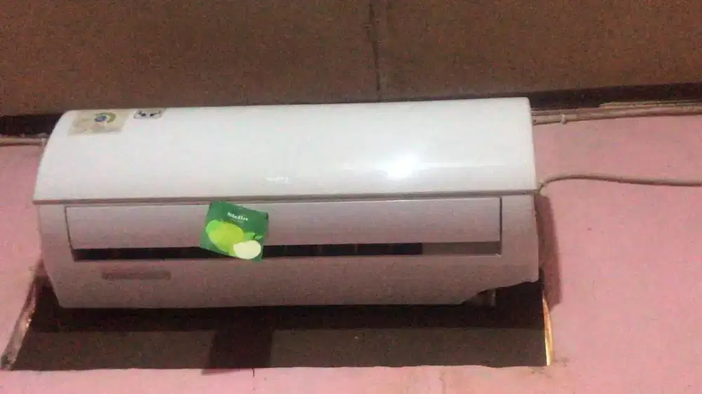 Dijual AC 1/2 pk merek TCL dan Kulkas 1 Pintu merek Aqua