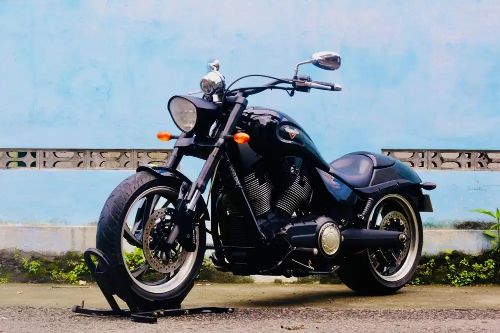 Victory hammer 1700 like new hitam elegan mewah terlihat saat dijalan