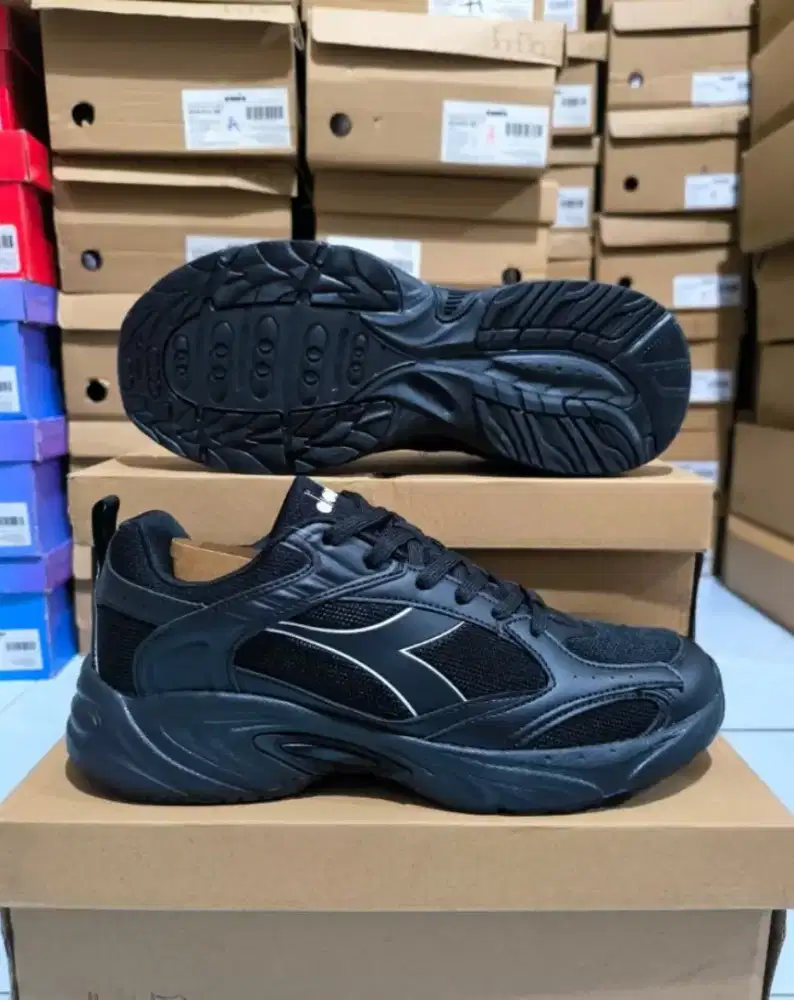 Sepatu hitam diadora size 40 murah
