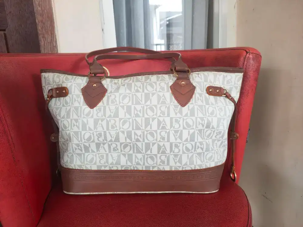 Tas Tote Bonia kondisi masih bagus