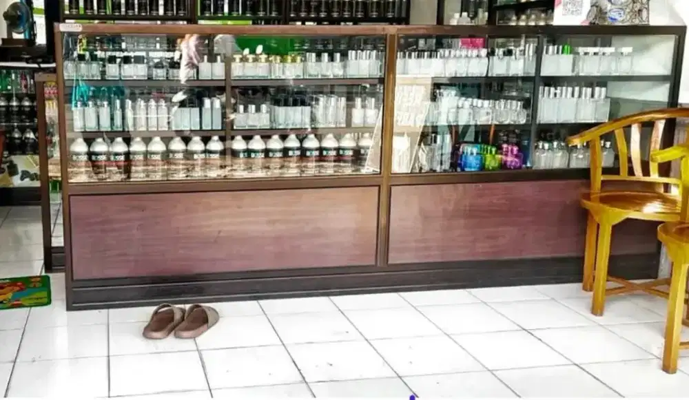 Dijual etalase alumunium bekas parfum