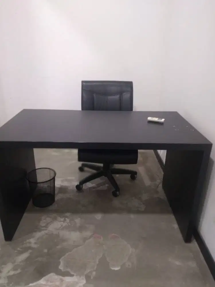 Meja dan Kursi Direksi