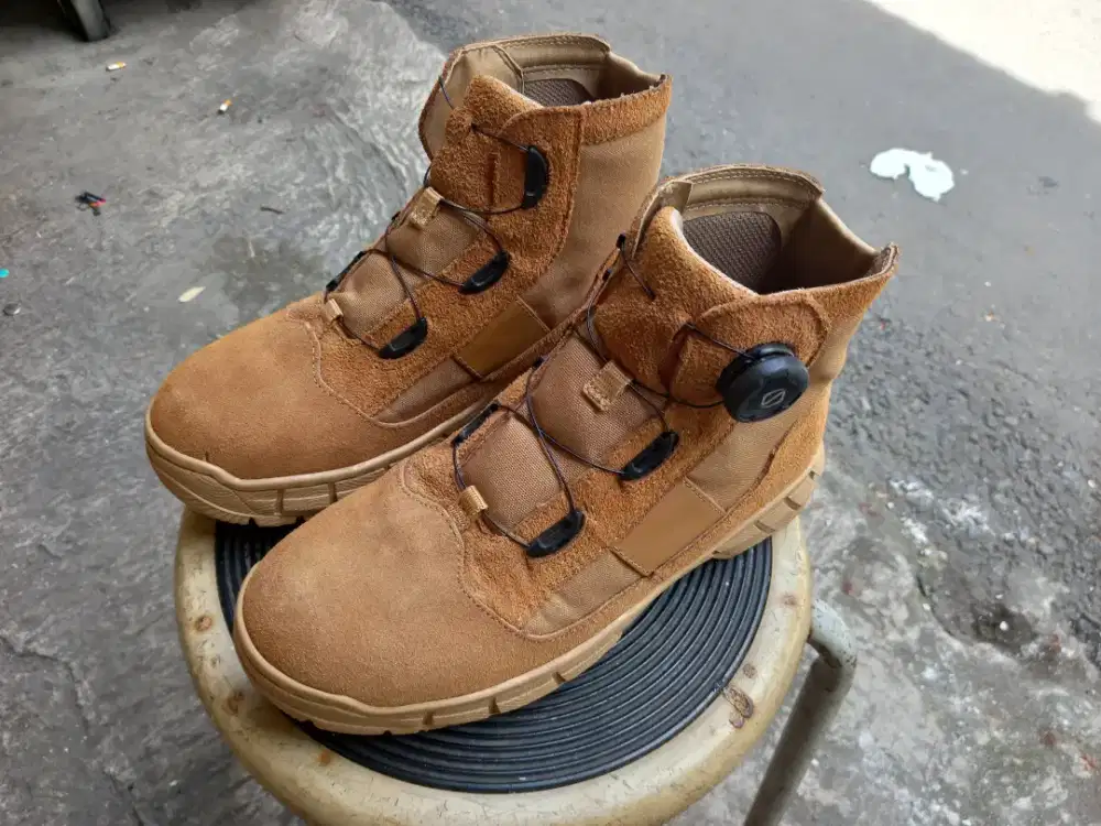 Sepatu outdoor tali putar ori size 39