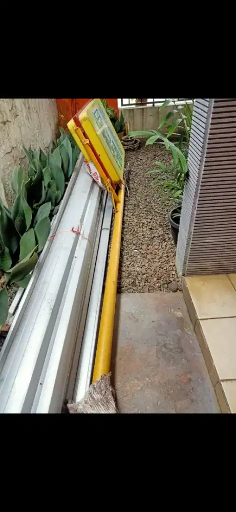 Tiang dan lampu dpn toko