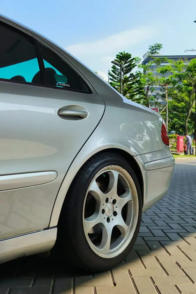 Mercedes-Benz E200 2004 Bensin
