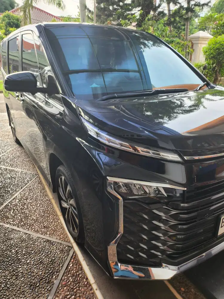 Toyota Voxy 2024 (NIK 2023) Hitam CVT KM Rendah