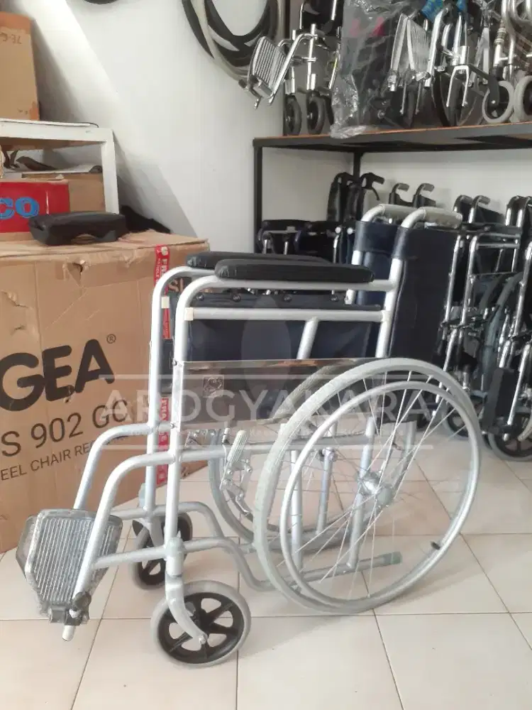 Kursi roda standart bekas