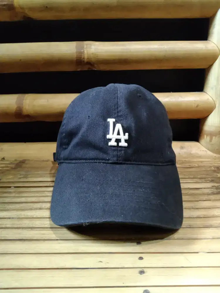 Topi LA by MLB hitam pekat