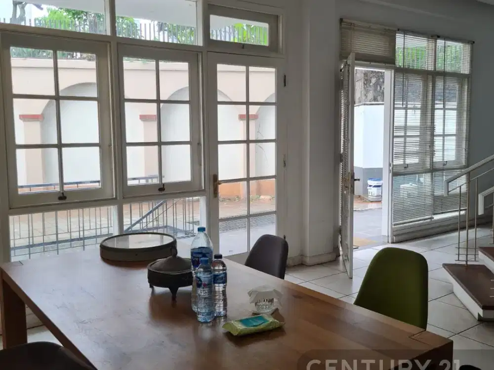 Rumah Putih Kembang Permai Puri Indah