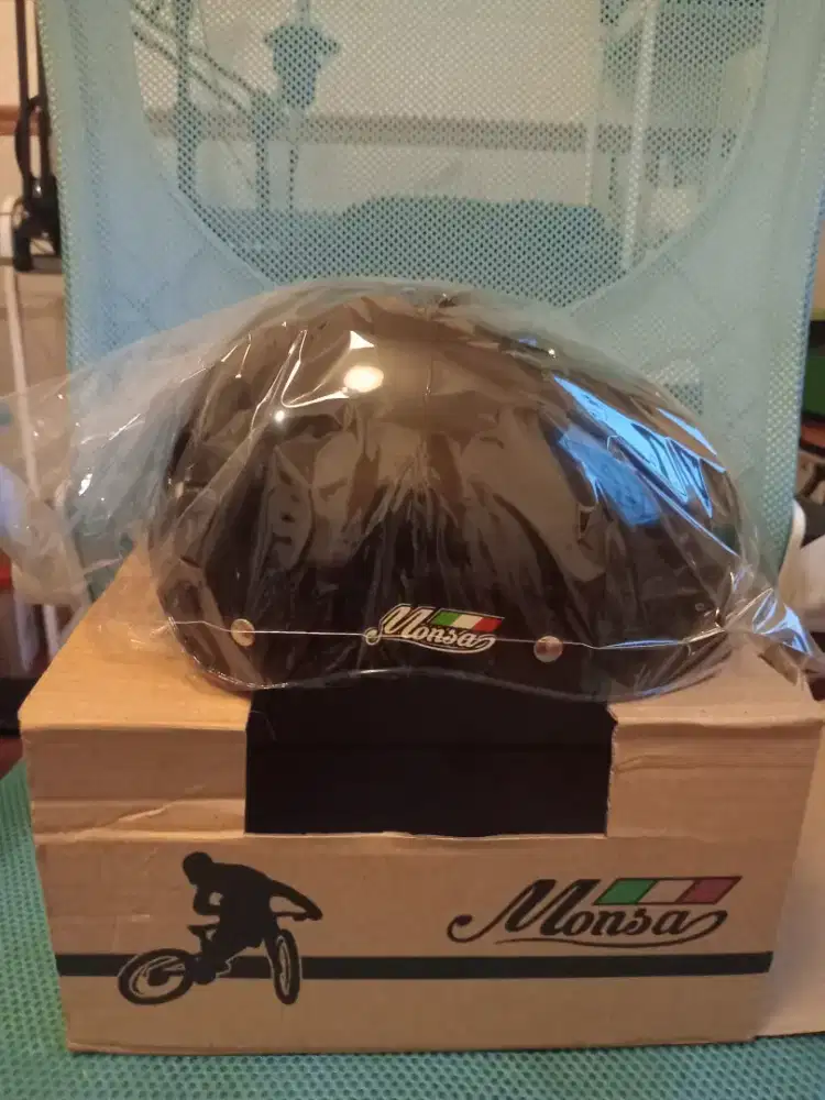 Helm sepeda Monsa