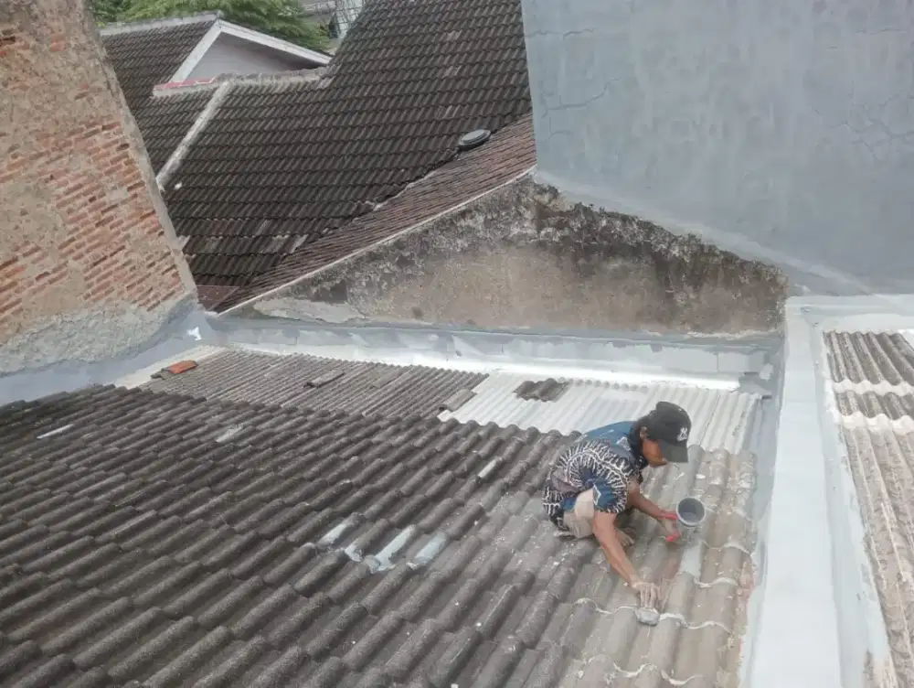 perbaikan atap rumah yang bocor