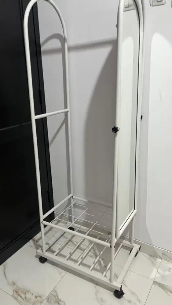 cermin gantungan baju