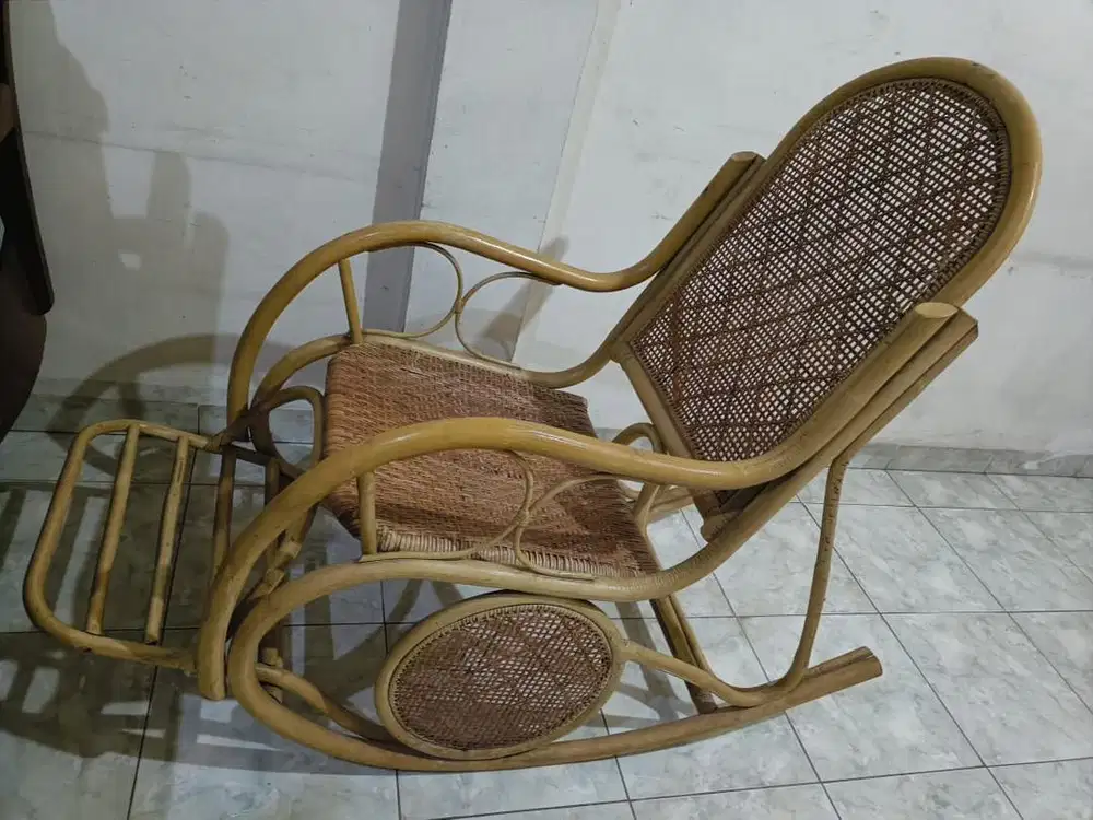 Kursi goyang rotan