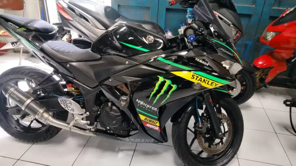 YAMAHA R25 MONSTER 2015