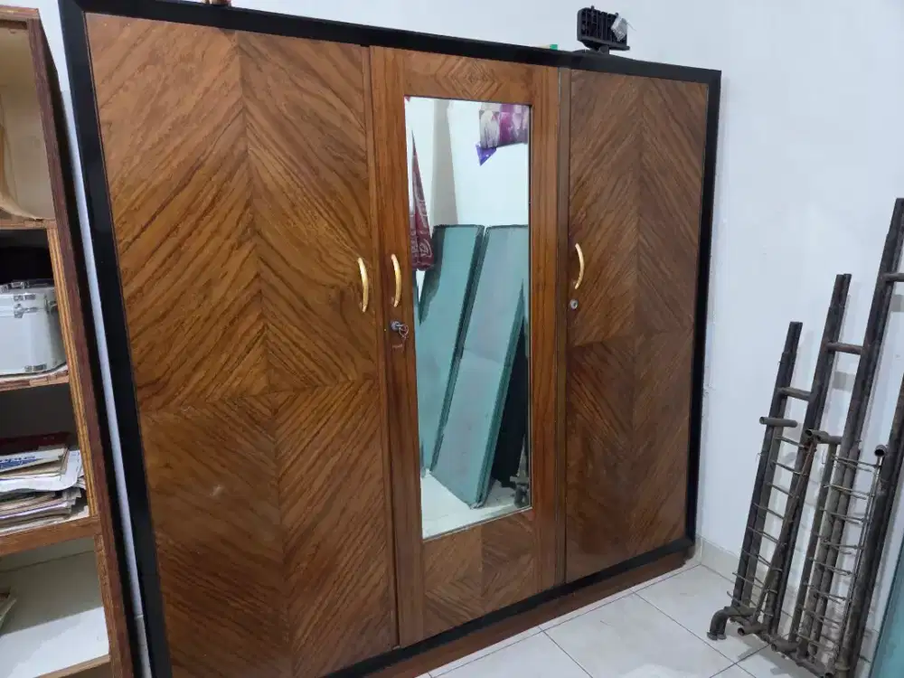 Lemari jadul jati 3 pintu