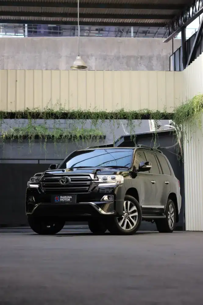 (Istimewa) Toyota Land Cruiser Landcruiser VXR 200 Hitam 2017