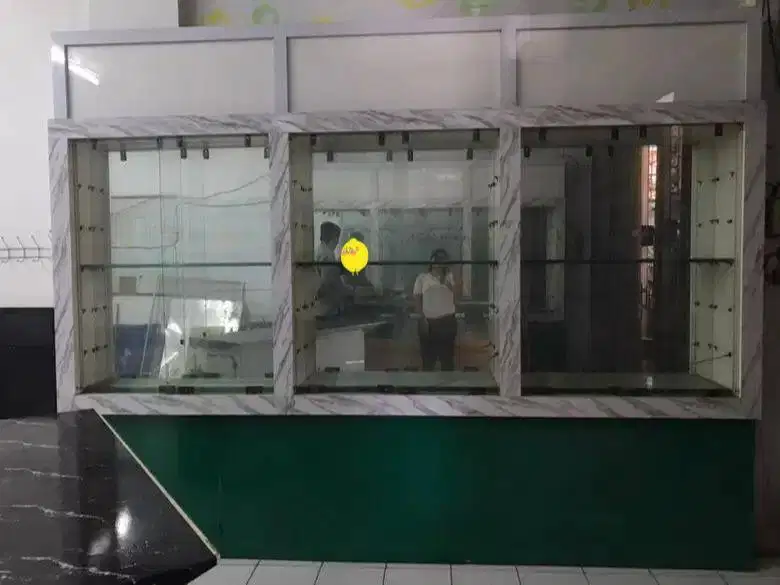 Lemari Kaca Hp Rak display Hp Dislpay Tas Sepatu dan pajangan
